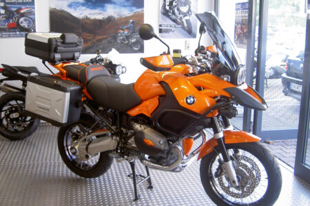 Orangefarbenes Motorrad in der Werkstatt.